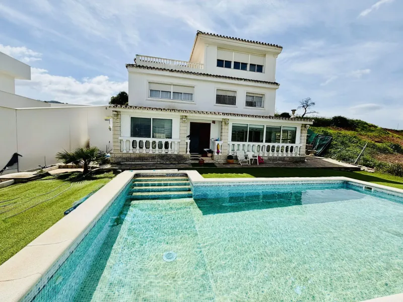 Large detached villa with a pool and two separate entrances in La Chumbera