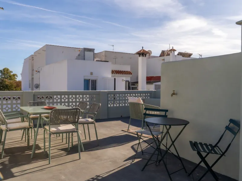 Originally a townhouse, now transformed into a charming and versatile 3-bedroom middle-floor apartment with private solarium and pool with a large ground-floor office with independent entrance