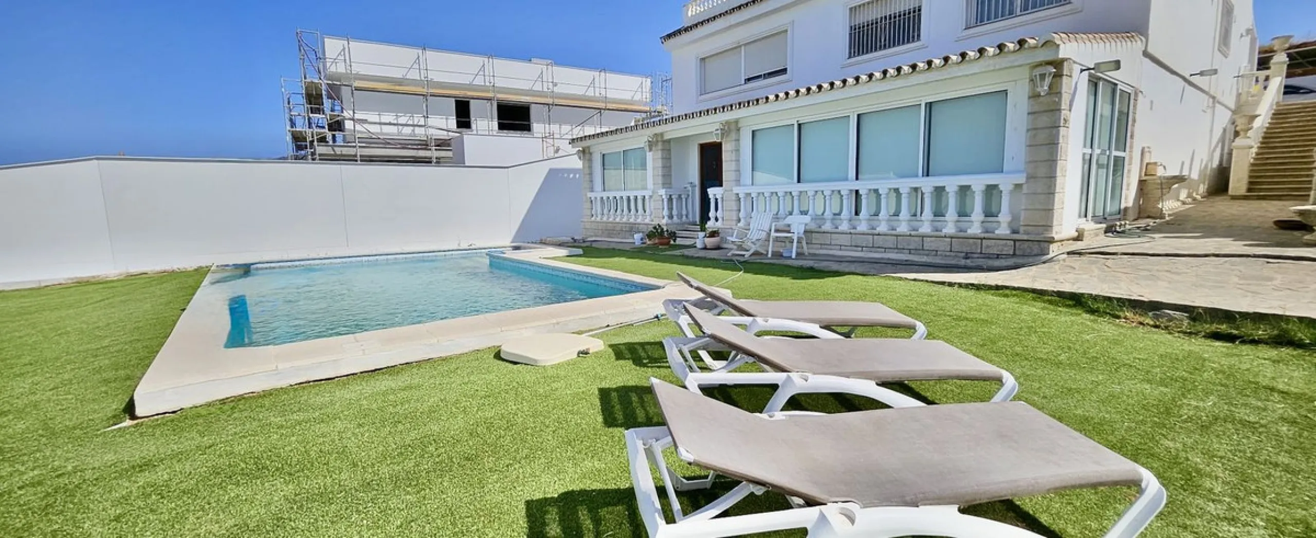 Large detached villa with a pool and two separate entrances in La Chumbera