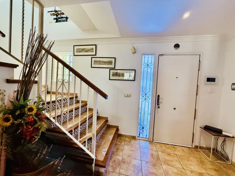 Large detached villa with a pool and two separate entrances in La Chumbera