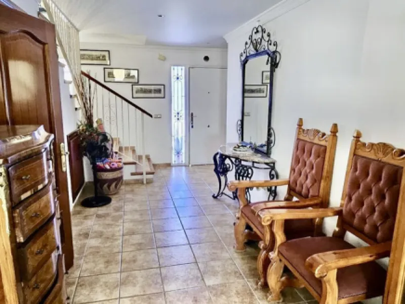 Large detached villa with a pool and two separate entrances in La Chumbera