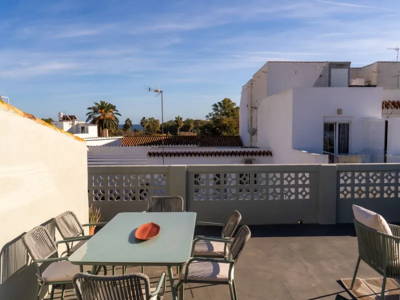 House - Townhouse в продаже в Marbella, Málaga. В доме 4 спален и 3 ванных комнат. Площадь дома 181 м²