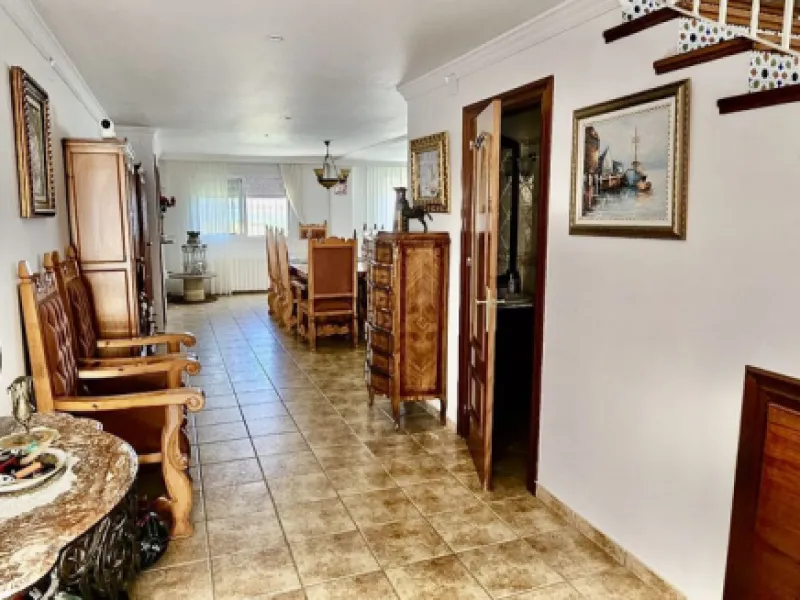Large detached villa with a pool and two separate entrances in La Chumbera