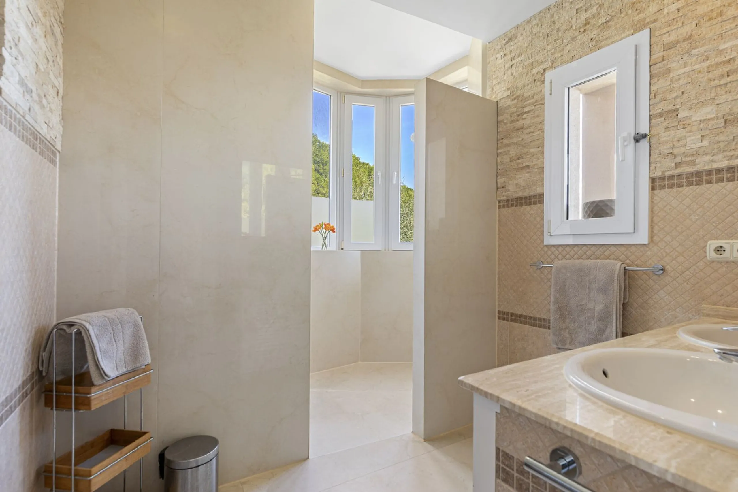 *Luxurious 1st Floor Apartment in Exclusive Urbanization* Puerto los Almendros