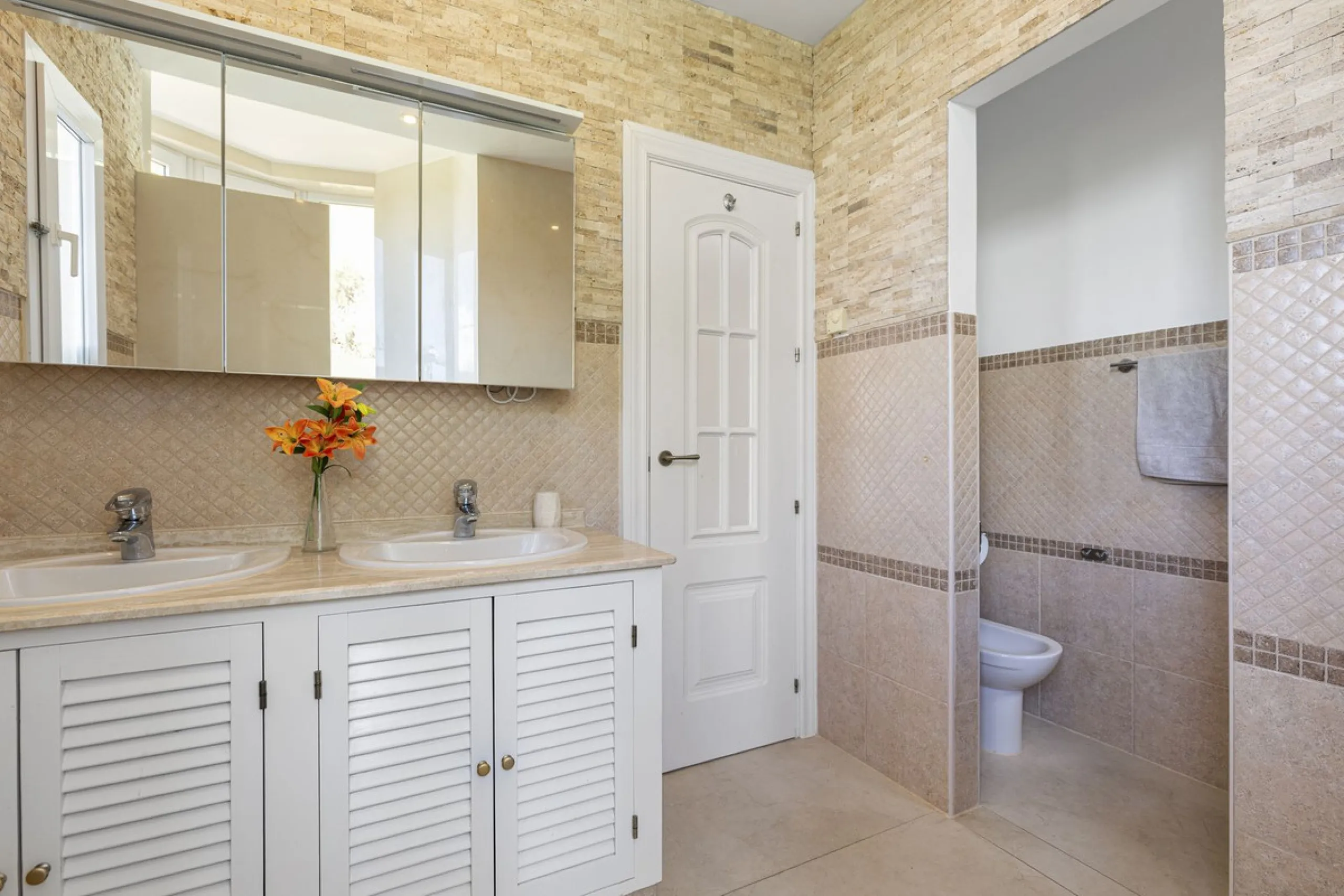*Luxurious 1st Floor Apartment in Exclusive Urbanization* Puerto los Almendros