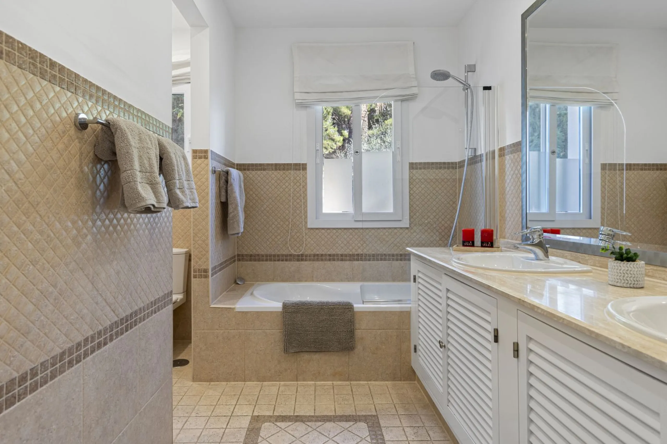 *Luxurious 1st Floor Apartment in Exclusive Urbanization* Puerto los Almendros