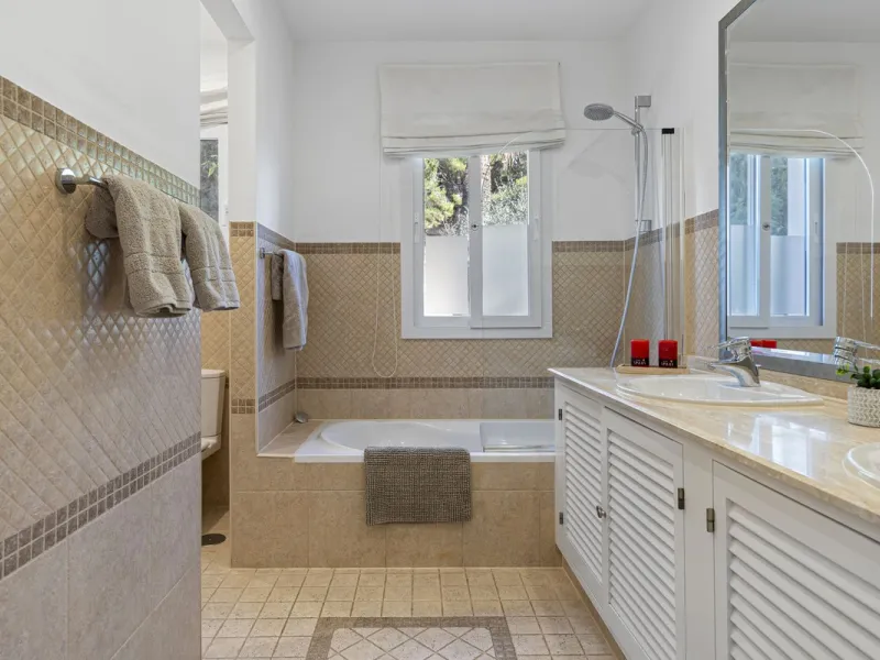 *Luxurious 1st Floor Apartment in Exclusive Urbanization* Puerto los Almendros