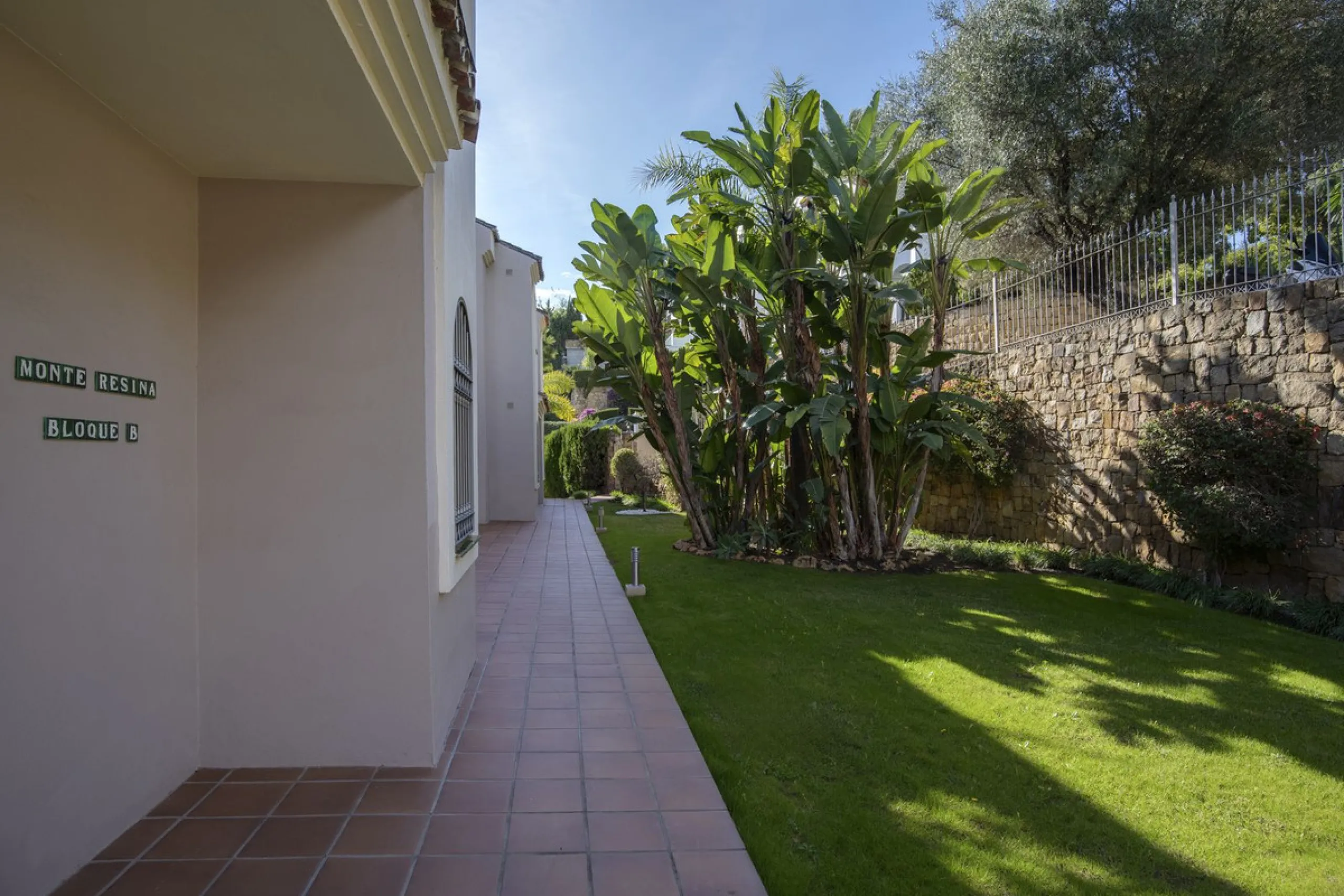 *Luxurious 1st Floor Apartment in Exclusive Urbanization* Puerto los Almendros
