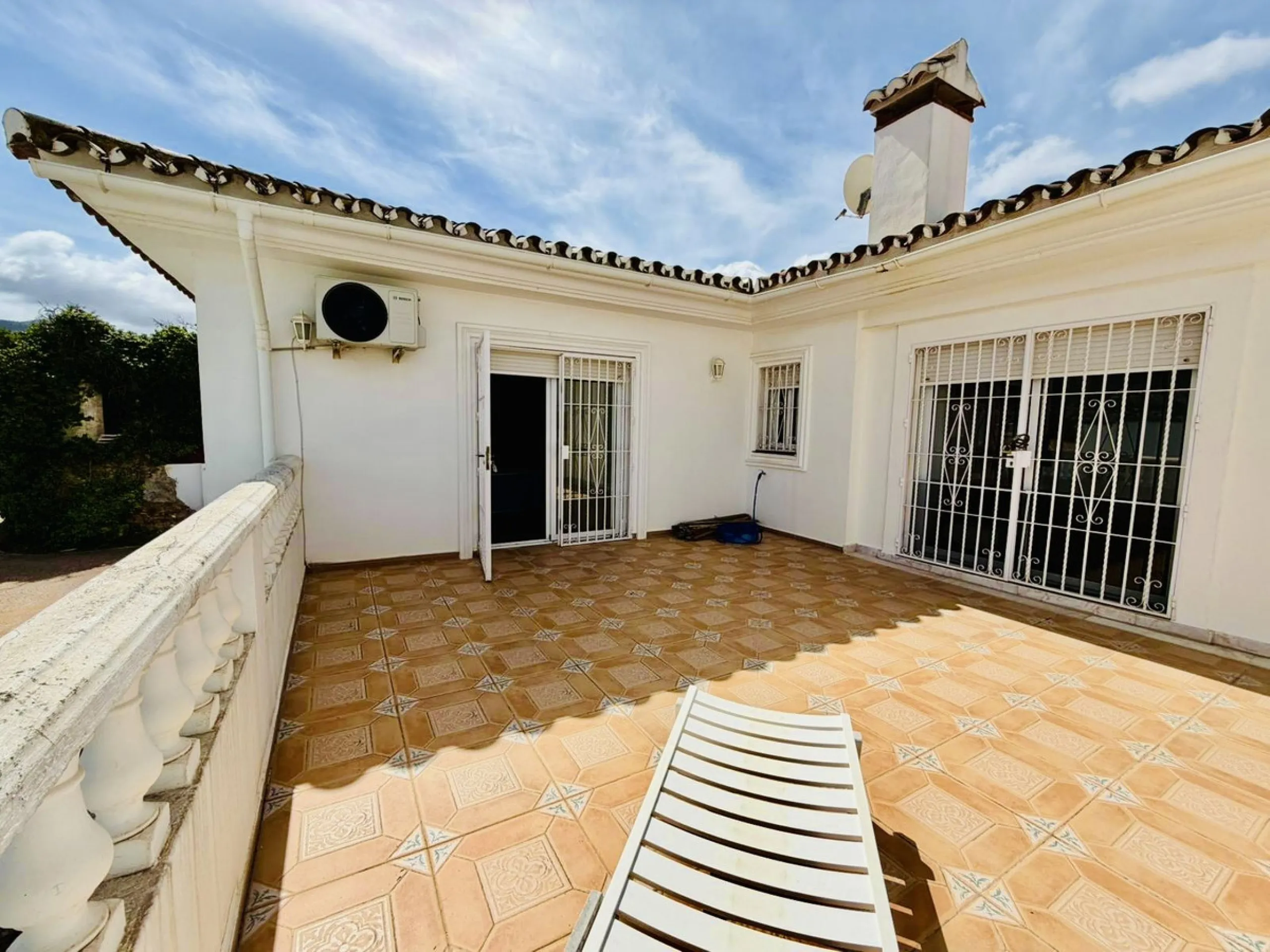 Large detached villa with a pool and two separate entrances in La Chumbera