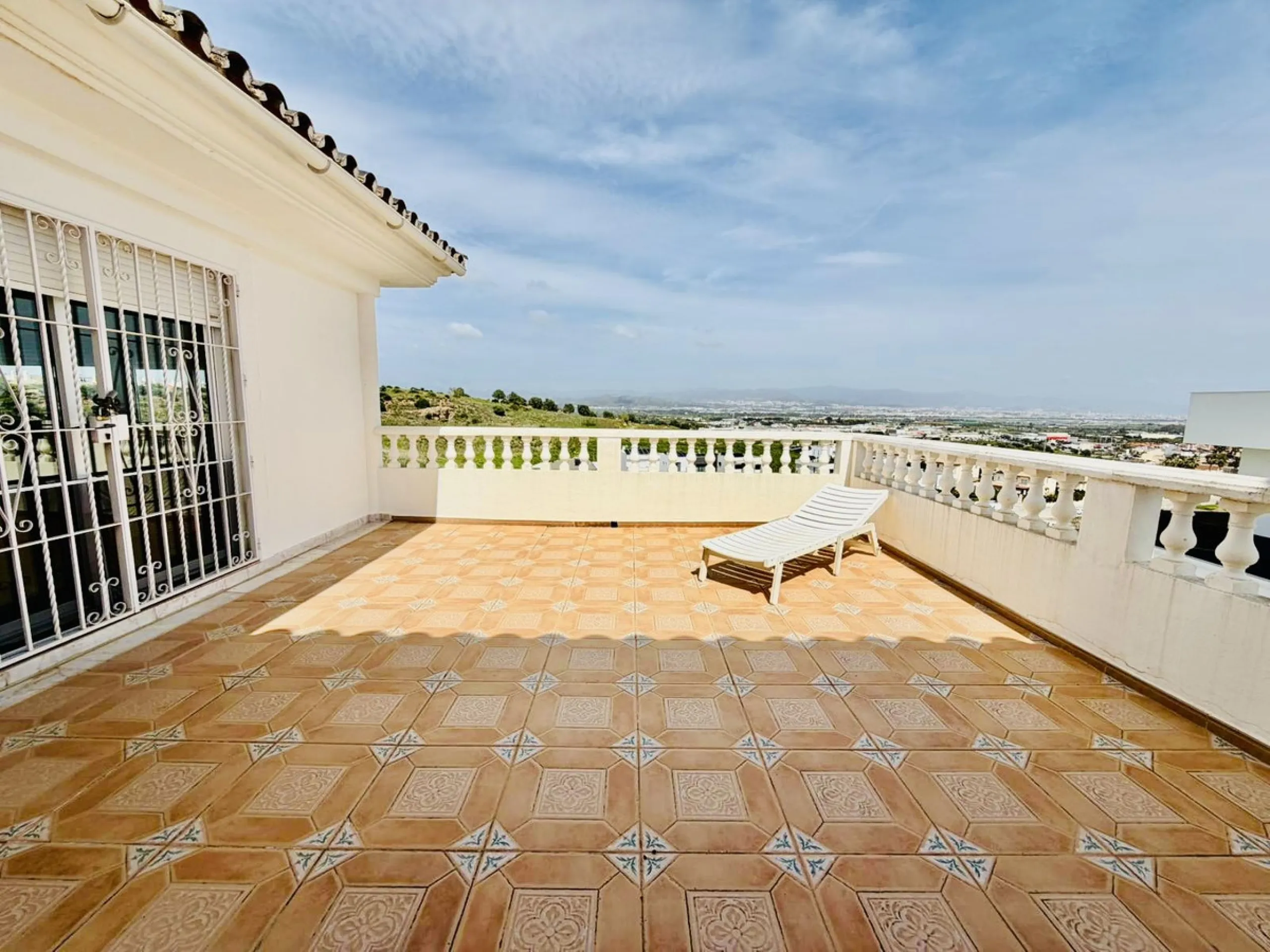 Large detached villa with a pool and two separate entrances in La Chumbera