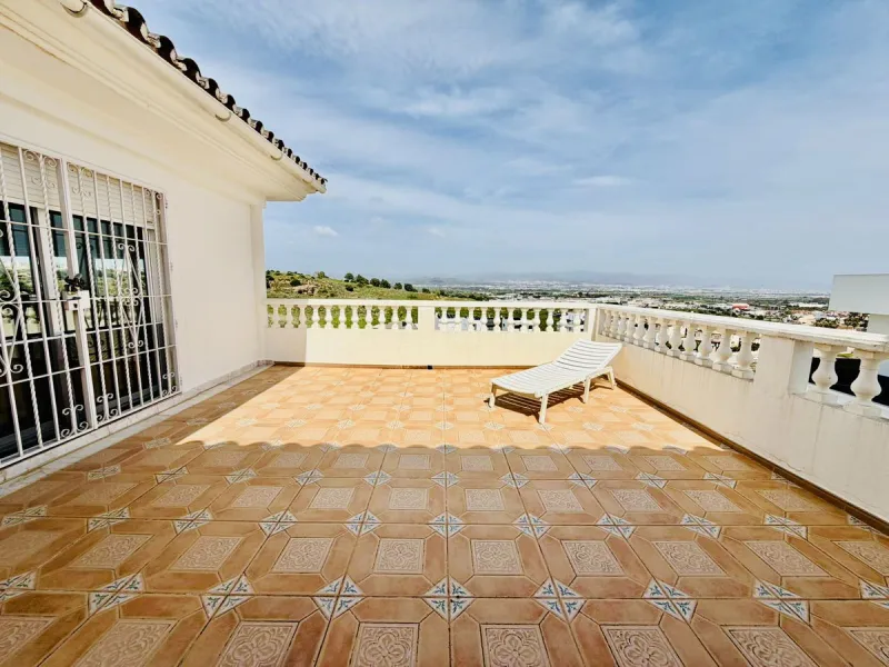 Large detached villa with a pool and two separate entrances in La Chumbera