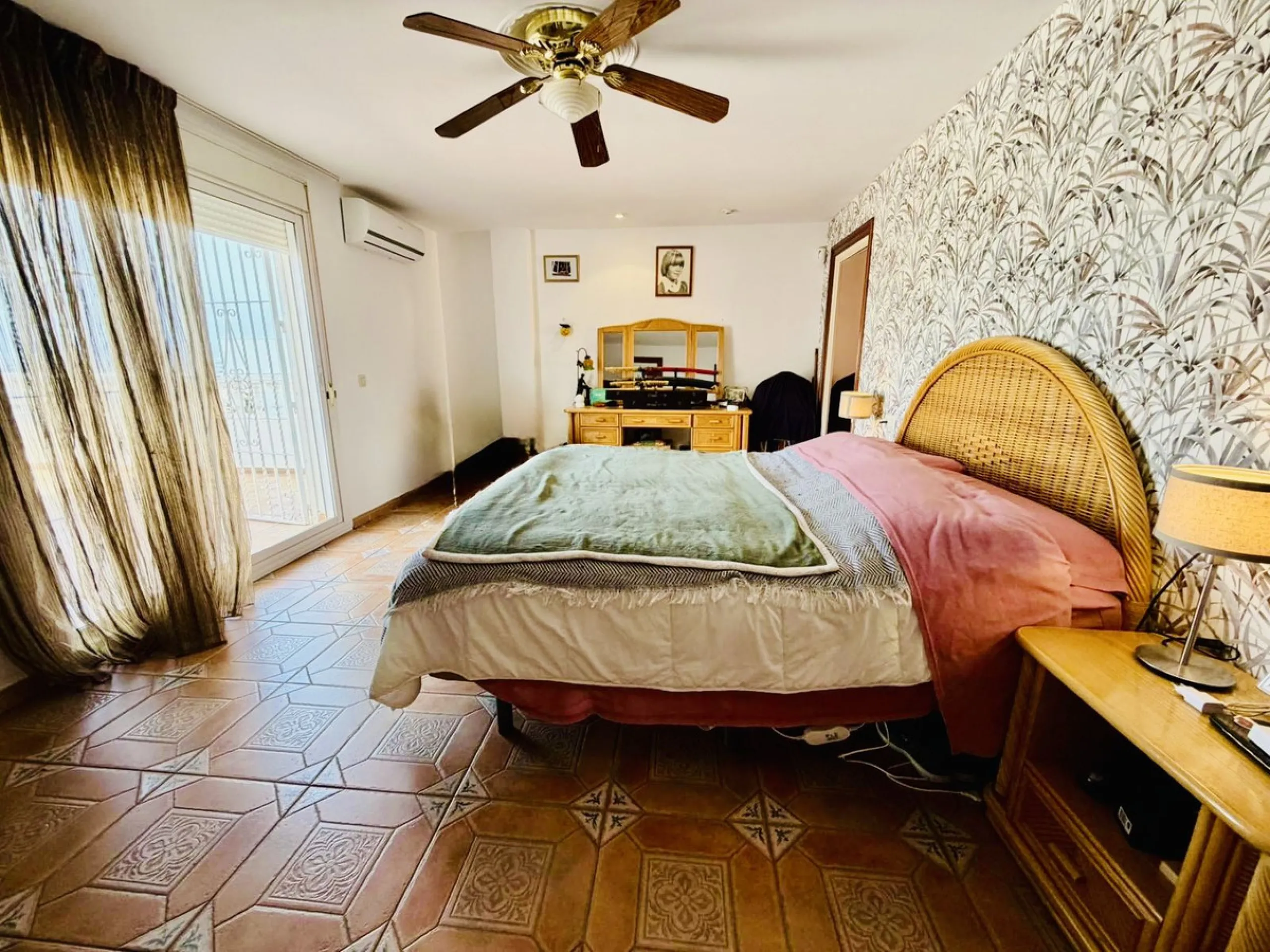 Large detached villa with a pool and two separate entrances in La Chumbera
