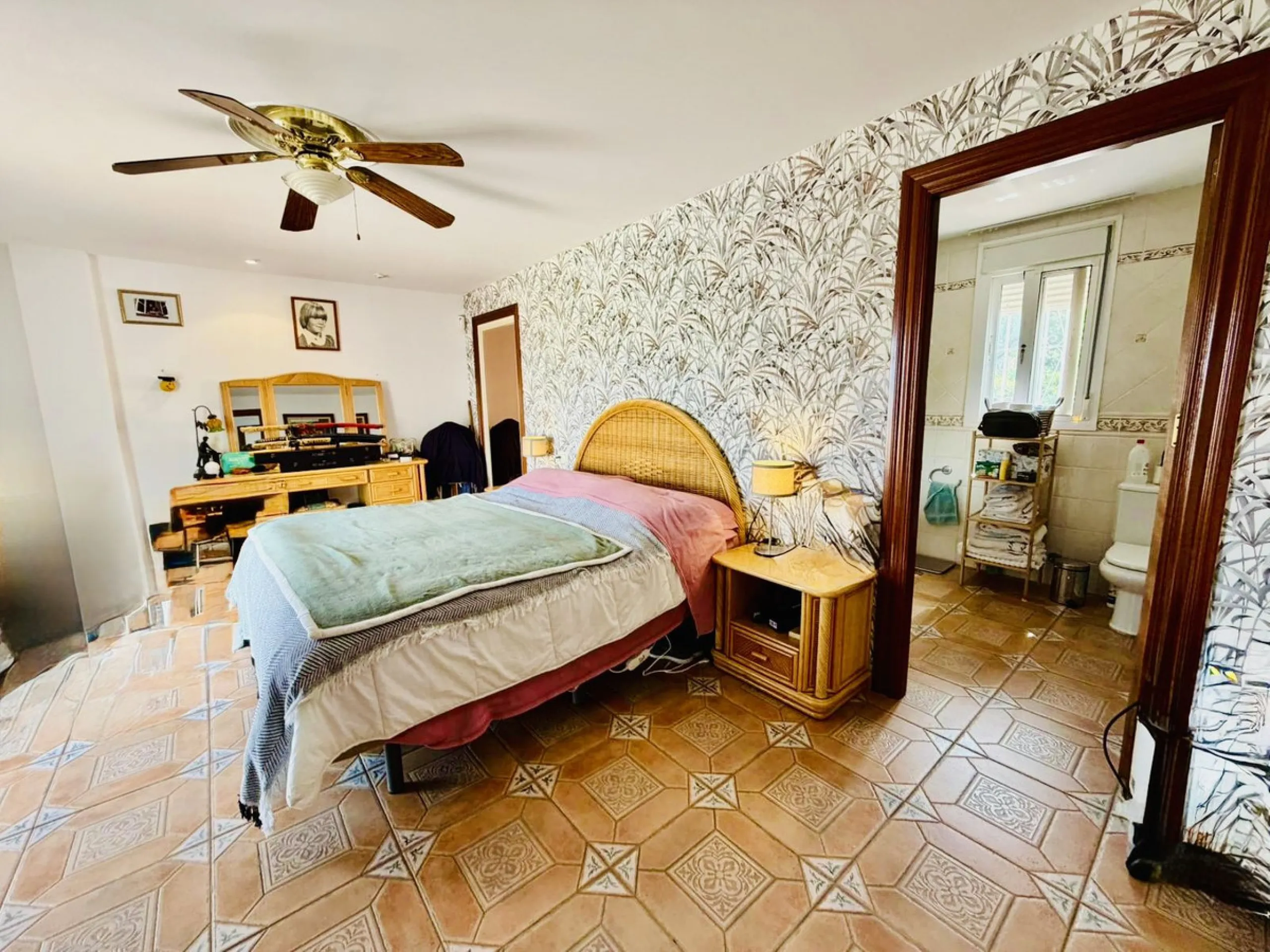 Large detached villa with a pool and two separate entrances in La Chumbera