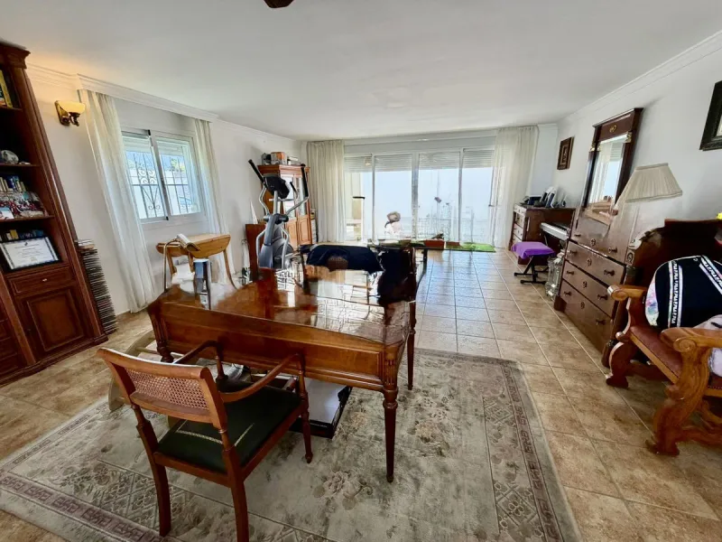 Large detached villa with a pool and two separate entrances in La Chumbera