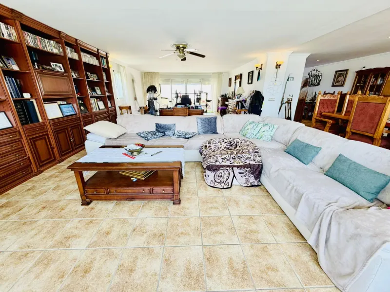 Large detached villa with a pool and two separate entrances in La Chumbera