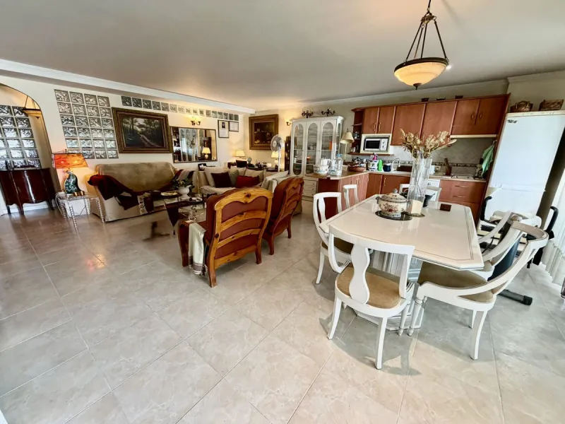 Large detached villa with a pool and two separate entrances in La Chumbera