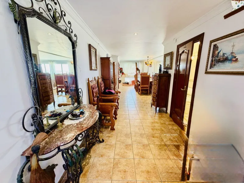 Large detached villa with a pool and two separate entrances in La Chumbera