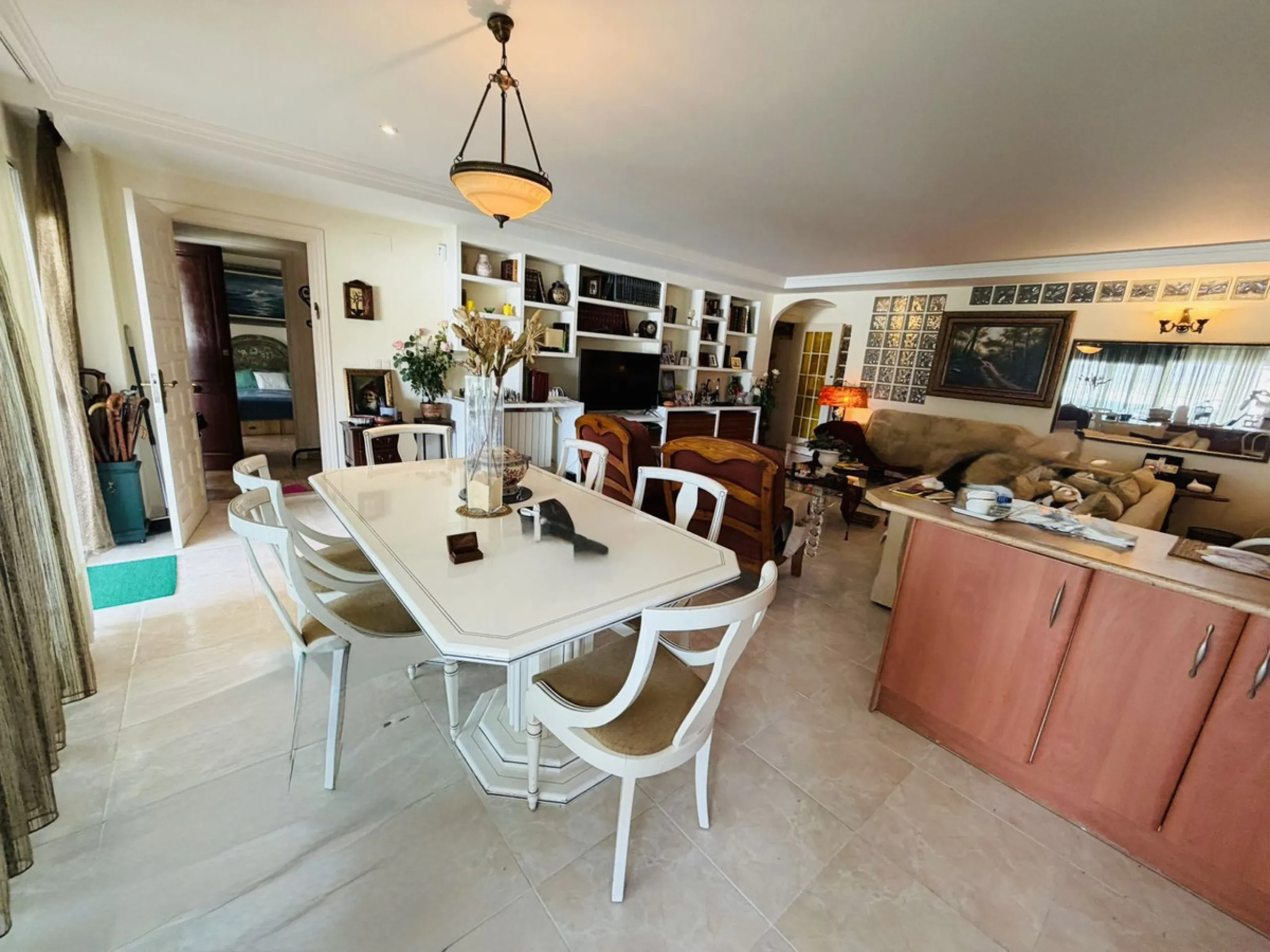 Large detached villa with a pool and two separate entrances in La Chumbera