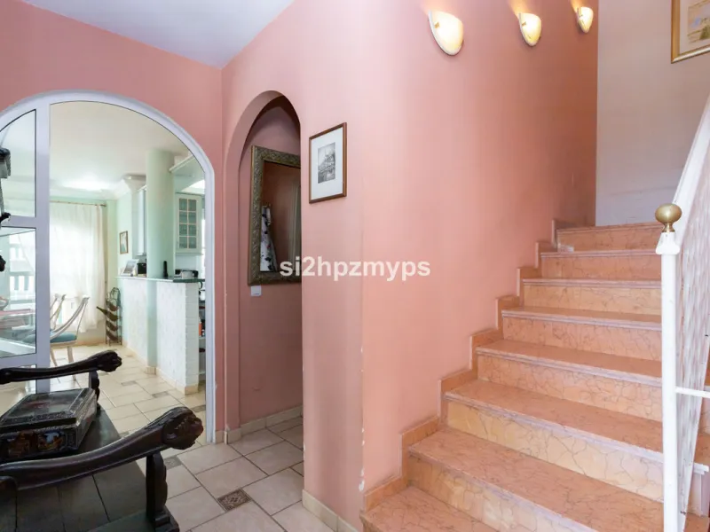 Große Villa in Torrox mit Tennisplatz und guten Geschäftsmöglichkeiten