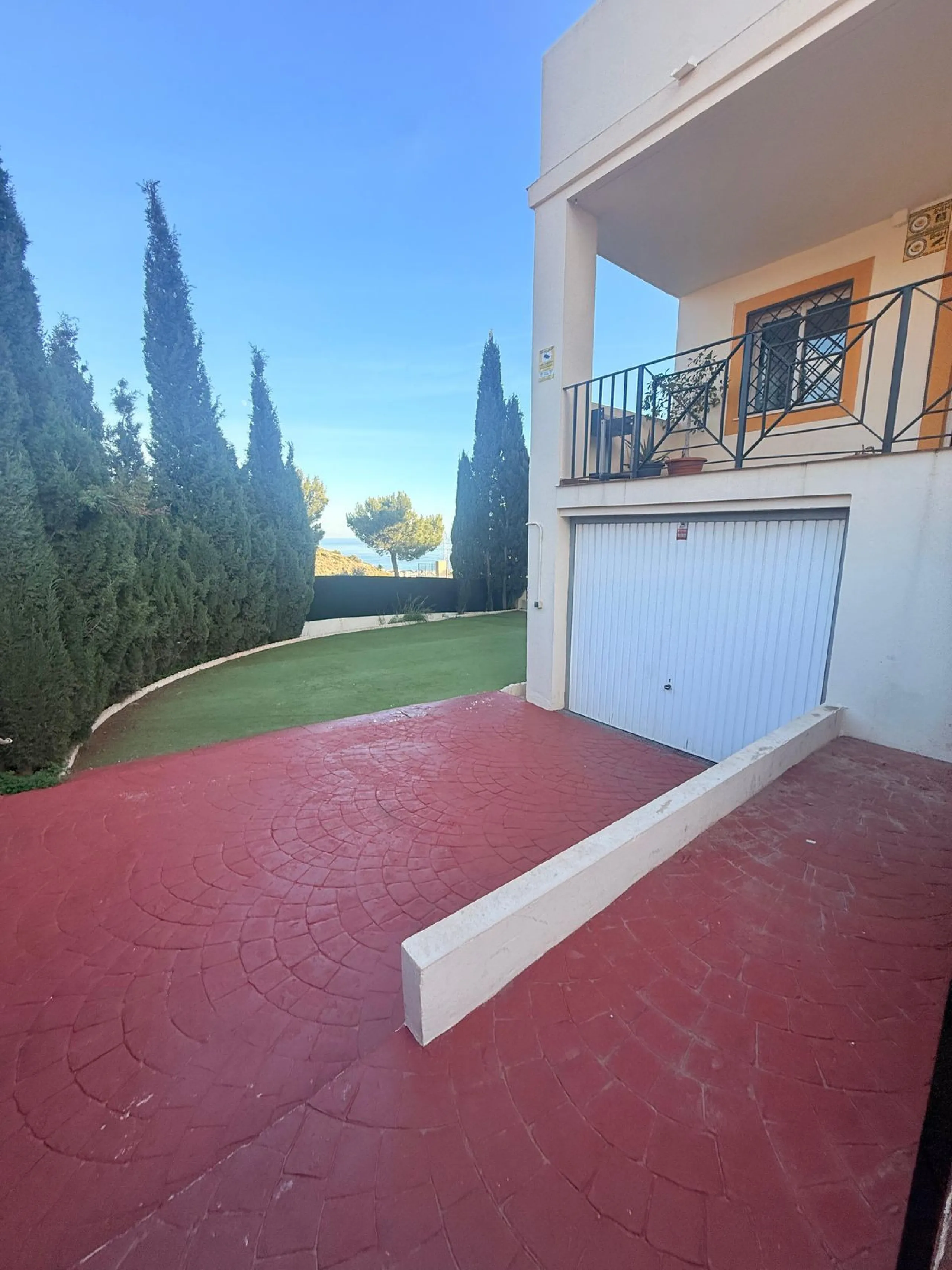 Semi-detached villa in Benalmádena — excellent location and ready to move in!