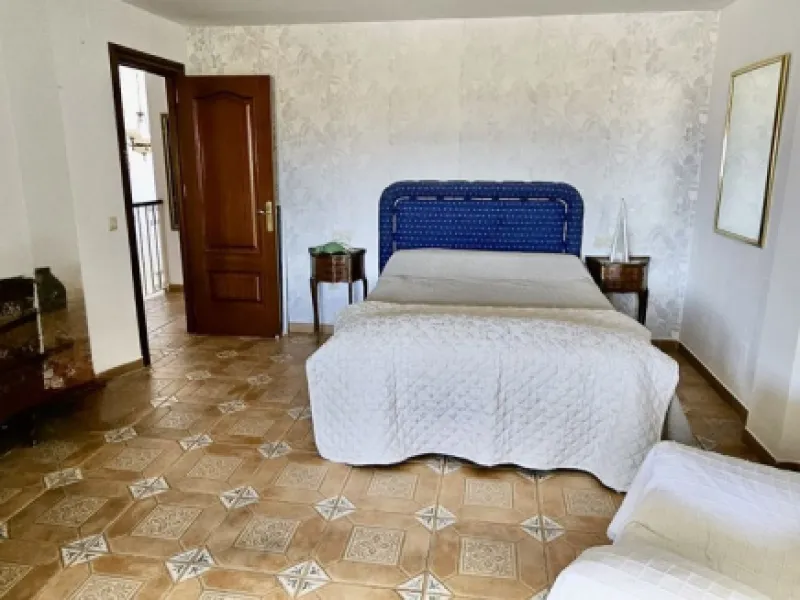 Large detached villa with a pool and two separate entrances in La Chumbera