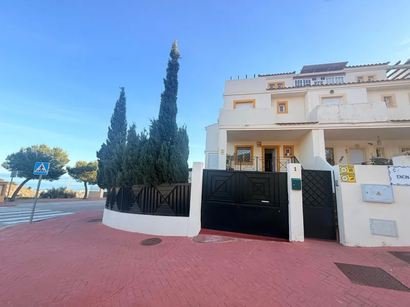 Semi-detached villa in Benalmádena — excellent location and ready to move in!