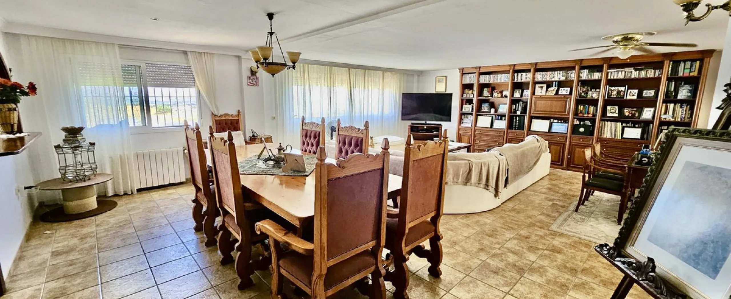Large detached villa with a pool and two separate entrances in La Chumbera
