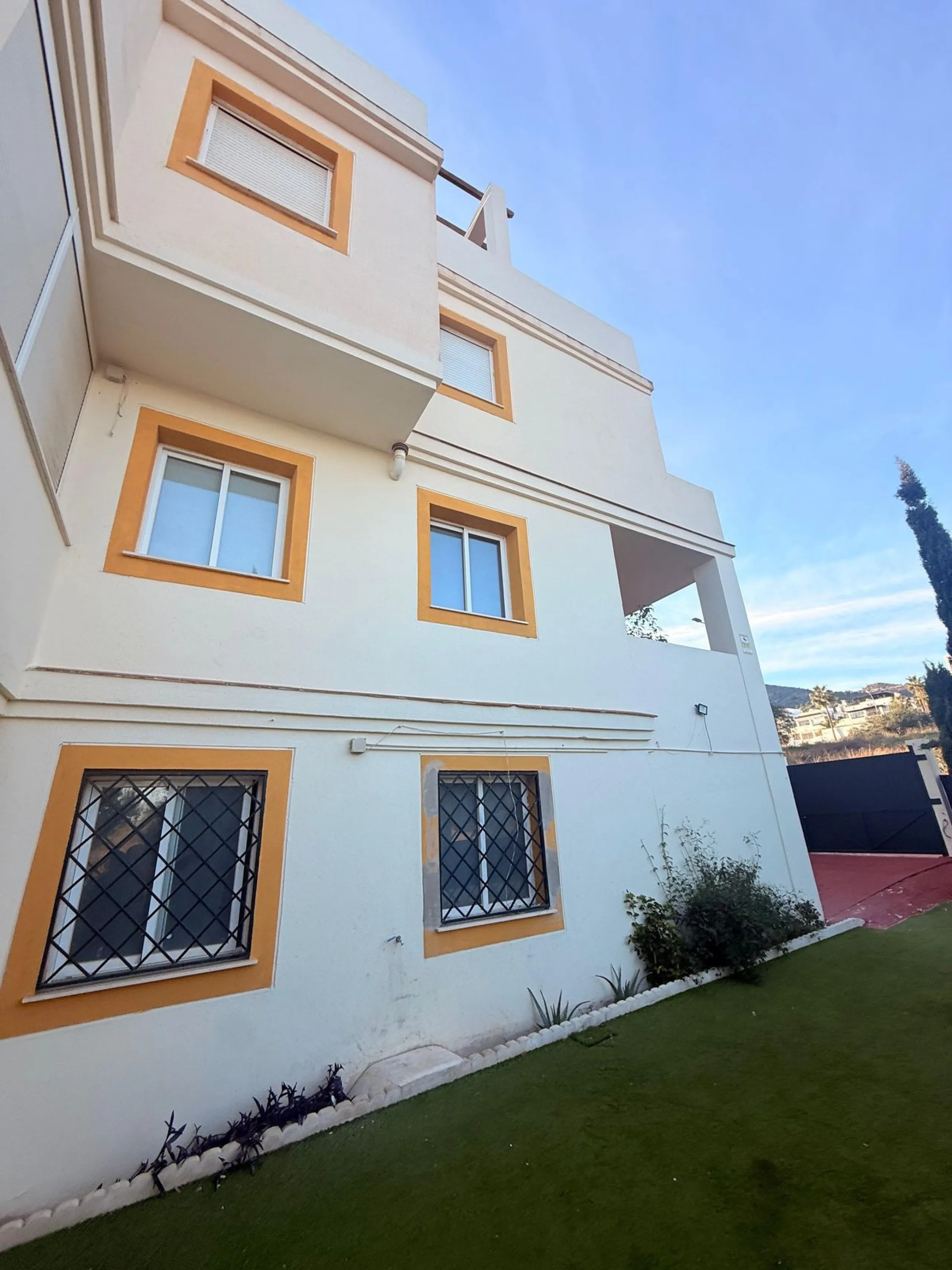 Semi-detached villa in Benalmádena — excellent location and ready to move in!
