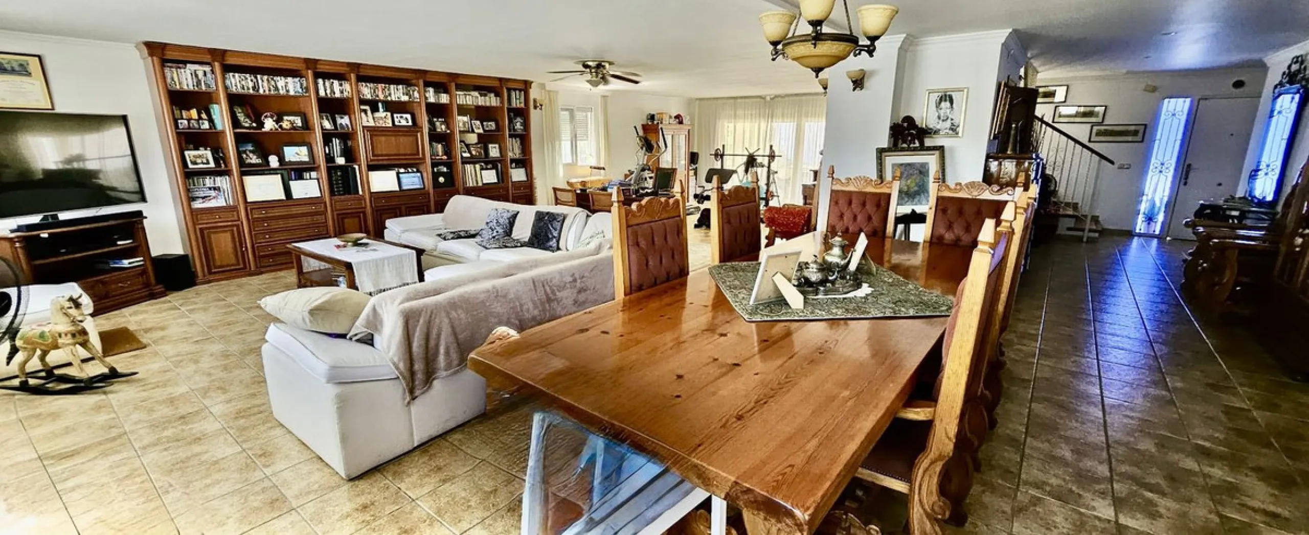 Large detached villa with a pool and two separate entrances in La Chumbera