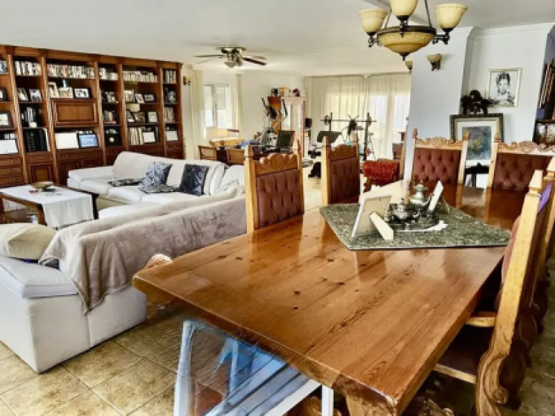 Large detached villa with a pool and two separate entrances in La Chumbera
