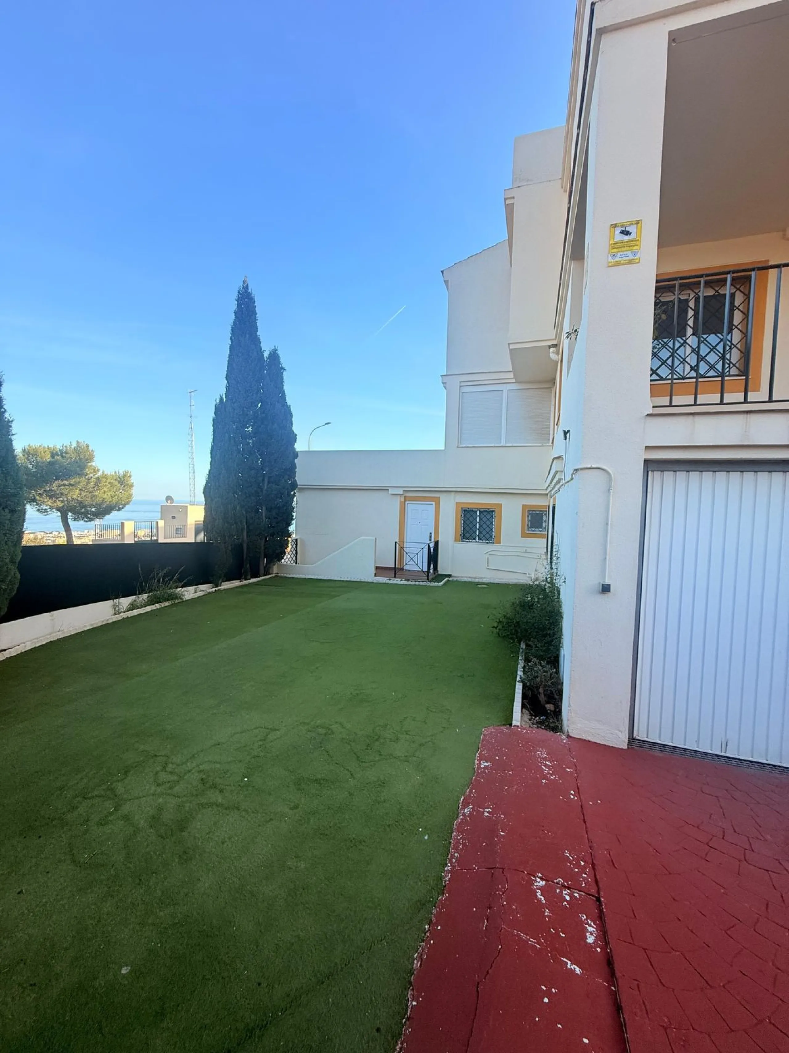 Semi-detached villa in Benalmádena — excellent location and ready to move in!