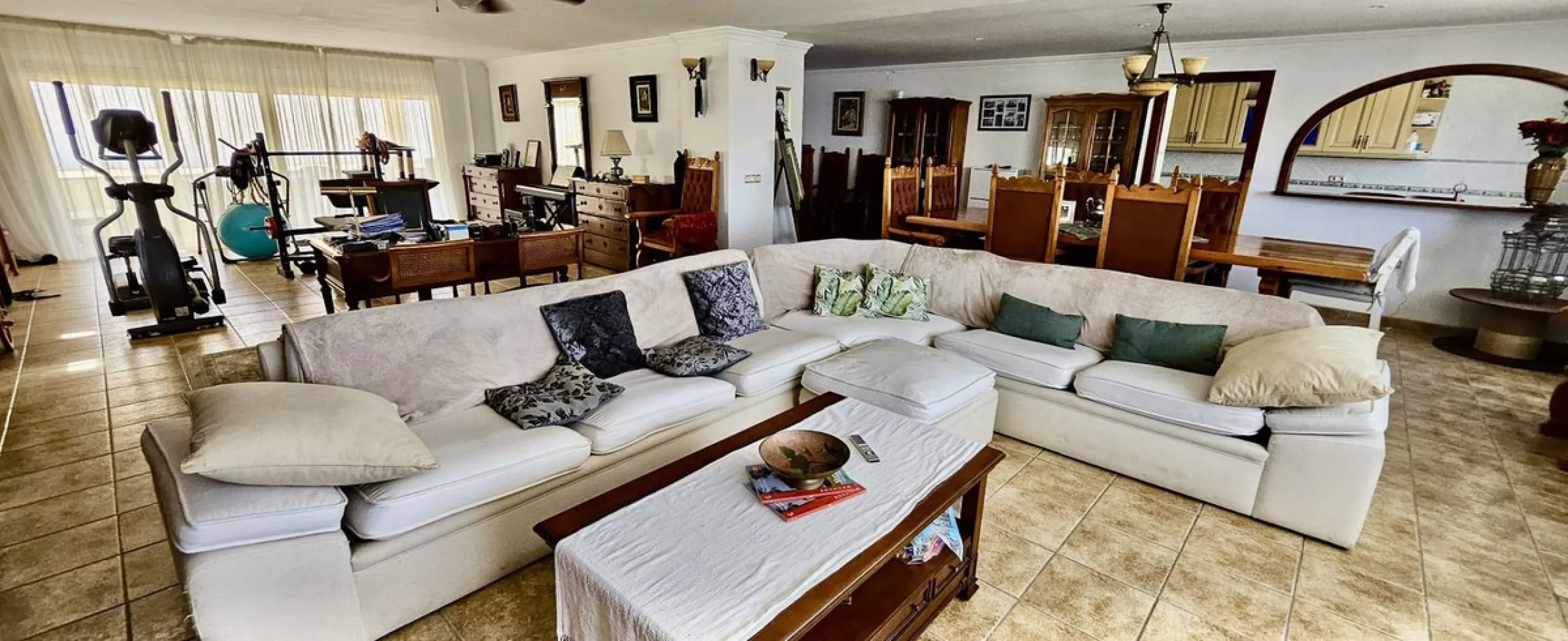 Large detached villa with a pool and two separate entrances in La Chumbera