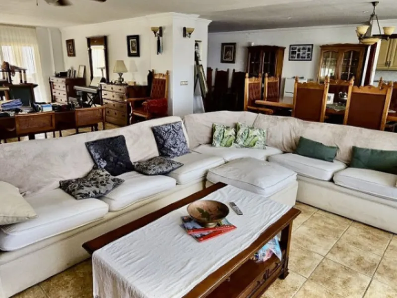 Large detached villa with a pool and two separate entrances in La Chumbera