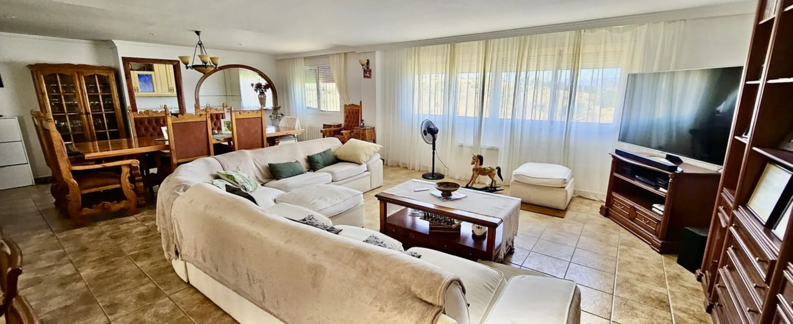 Large detached villa with a pool and two separate entrances in La Chumbera