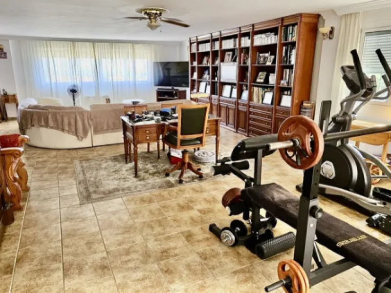 Large detached villa with a pool and two separate entrances in La Chumbera
