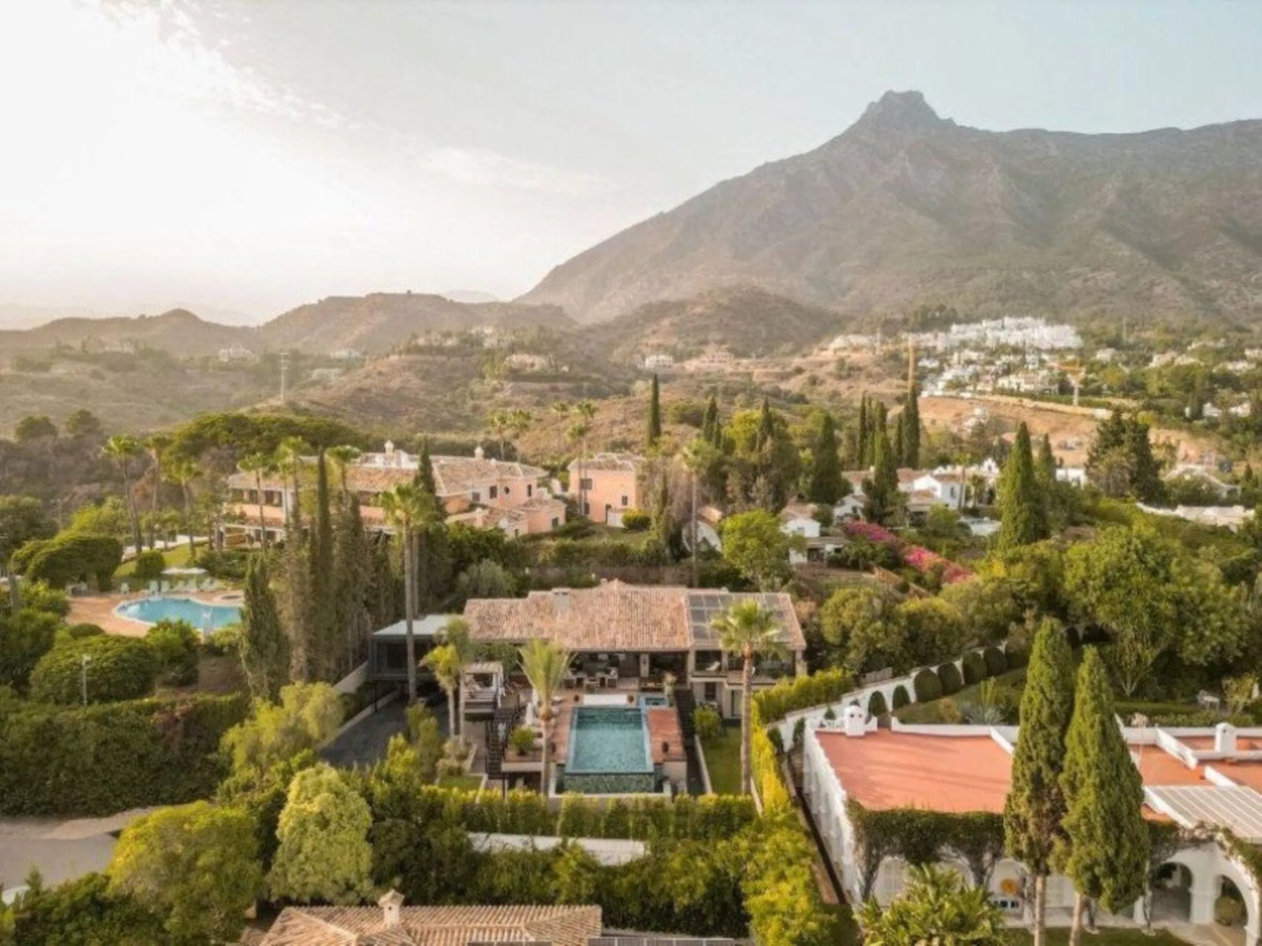 Welcome to luxury living in the prestigious La Capellania, in Marbella Hill Club! This exquisite villa offers sophistication and tranquility, boasting 5 bedrooms and 4 bathrooms across its meticulously designed interiors. The spacious layout provides an a