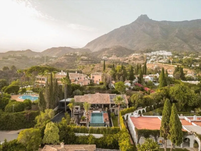 Welcome to luxury living in the prestigious La Capellania, in Marbella Hill Club! This exquisite villa offers sophistication and tranquility, boasting 5 bedrooms and 4 bathrooms across its meticulously designed interiors. The spacious layout provides an a