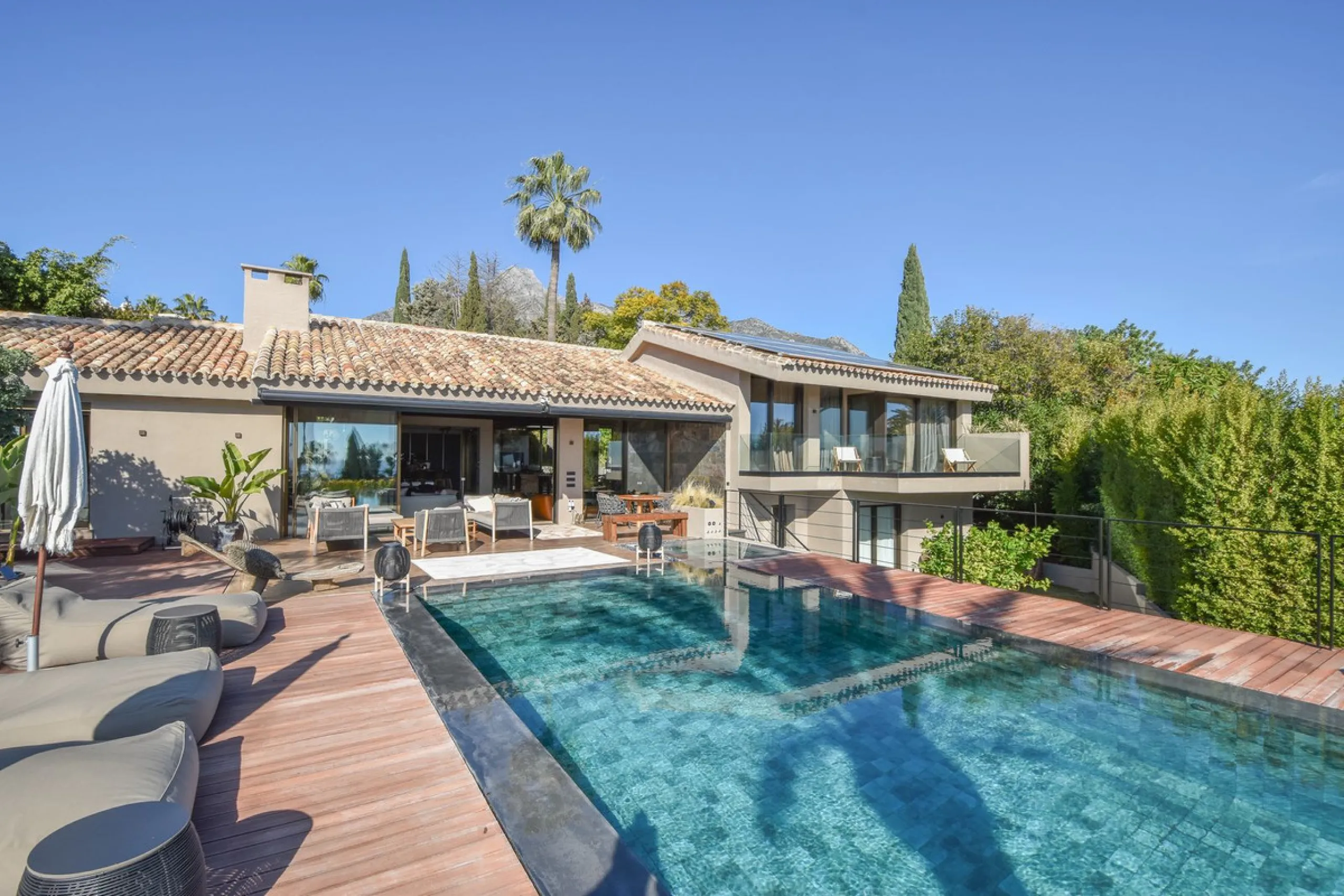 Welcome to luxury living in the prestigious La Capellania, in Marbella Hill Club! This exquisite villa offers sophistication and tranquility, boasting 5 bedrooms and 4 bathrooms across its meticulously designed interiors. The spacious layout provides an a