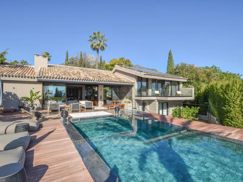Welcome to luxury living in the prestigious La Capellania, in Marbella Hill Club! This exquisite villa offers sophistication and tranquility, boasting 5 bedrooms and 4 bathrooms across its meticulously designed interiors. The spacious layout provides an a