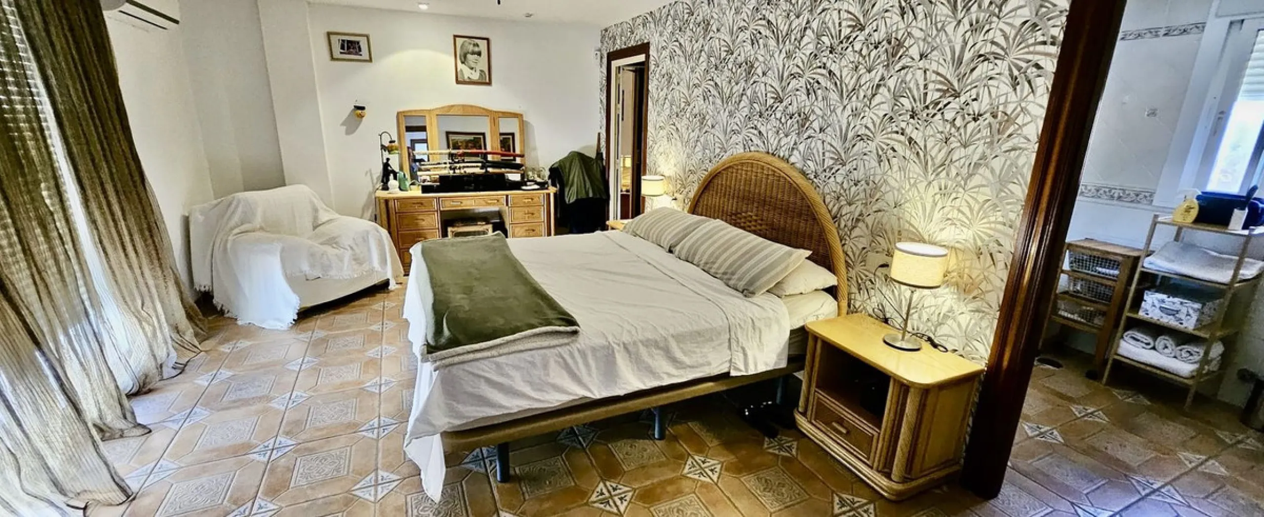 Large detached villa with a pool and two separate entrances in La Chumbera
