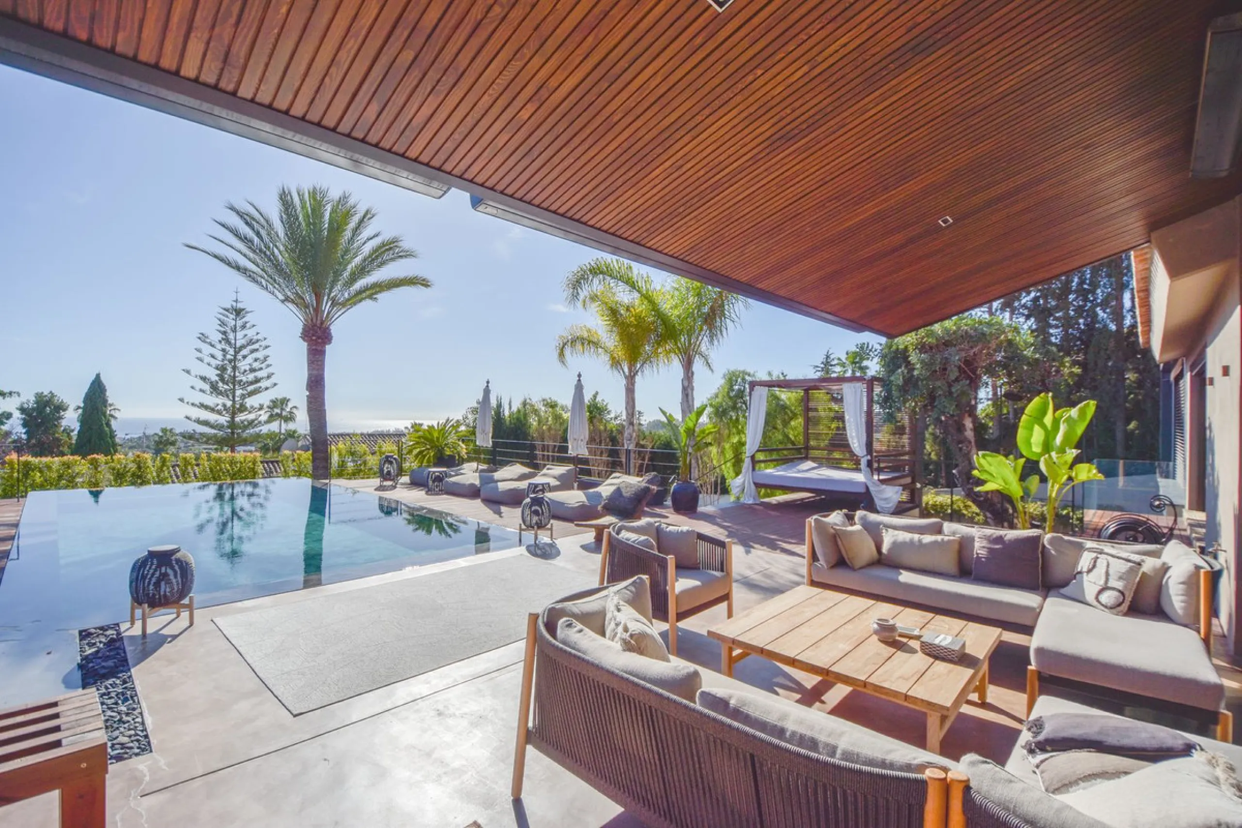 Welcome to luxury living in the prestigious La Capellania, in Marbella Hill Club! This exquisite villa offers sophistication and tranquility, boasting 5 bedrooms and 4 bathrooms across its meticulously designed interiors. The spacious layout provides an a
