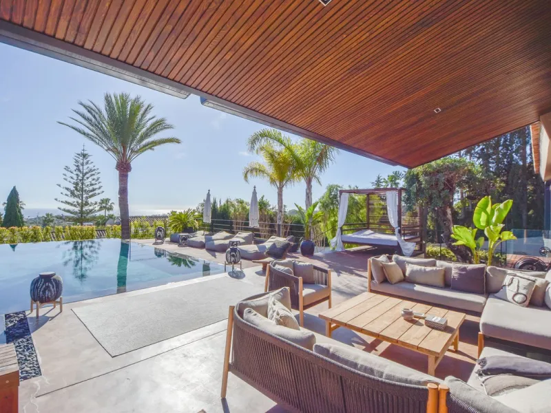 Welcome to luxury living in the prestigious La Capellania, in Marbella Hill Club! This exquisite villa offers sophistication and tranquility, boasting 5 bedrooms and 4 bathrooms across its meticulously designed interiors. The spacious layout provides an a