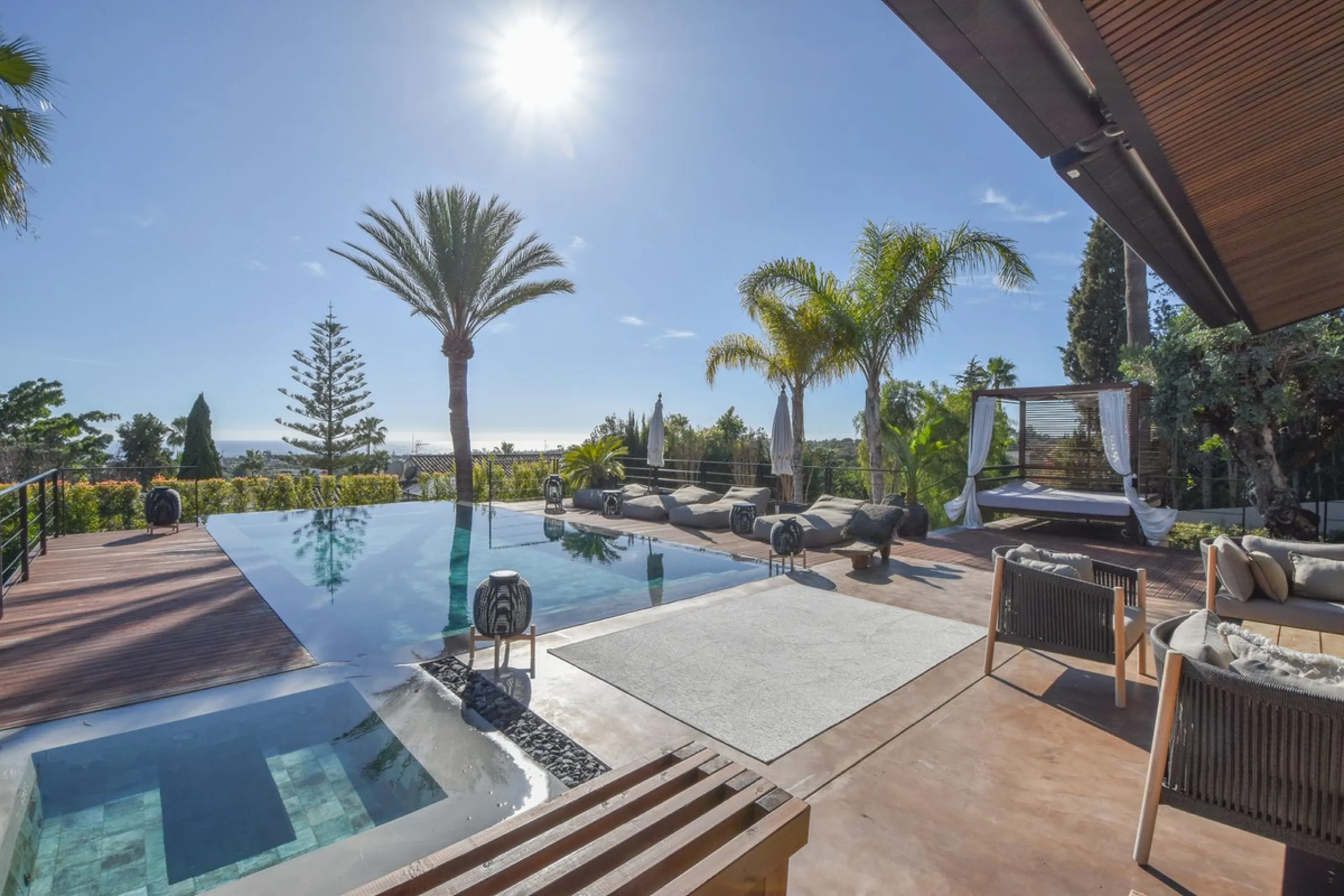 Welcome to luxury living in the prestigious La Capellania, in Marbella Hill Club! This exquisite villa offers sophistication and tranquility, boasting 5 bedrooms and 4 bathrooms across its meticulously designed interiors. The spacious layout provides an a