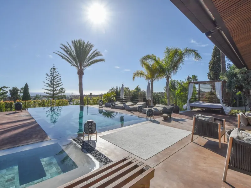 Welcome to luxury living in the prestigious La Capellania, in Marbella Hill Club! This exquisite villa offers sophistication and tranquility, boasting 5 bedrooms and 4 bathrooms across its meticulously designed interiors. The spacious layout provides an a