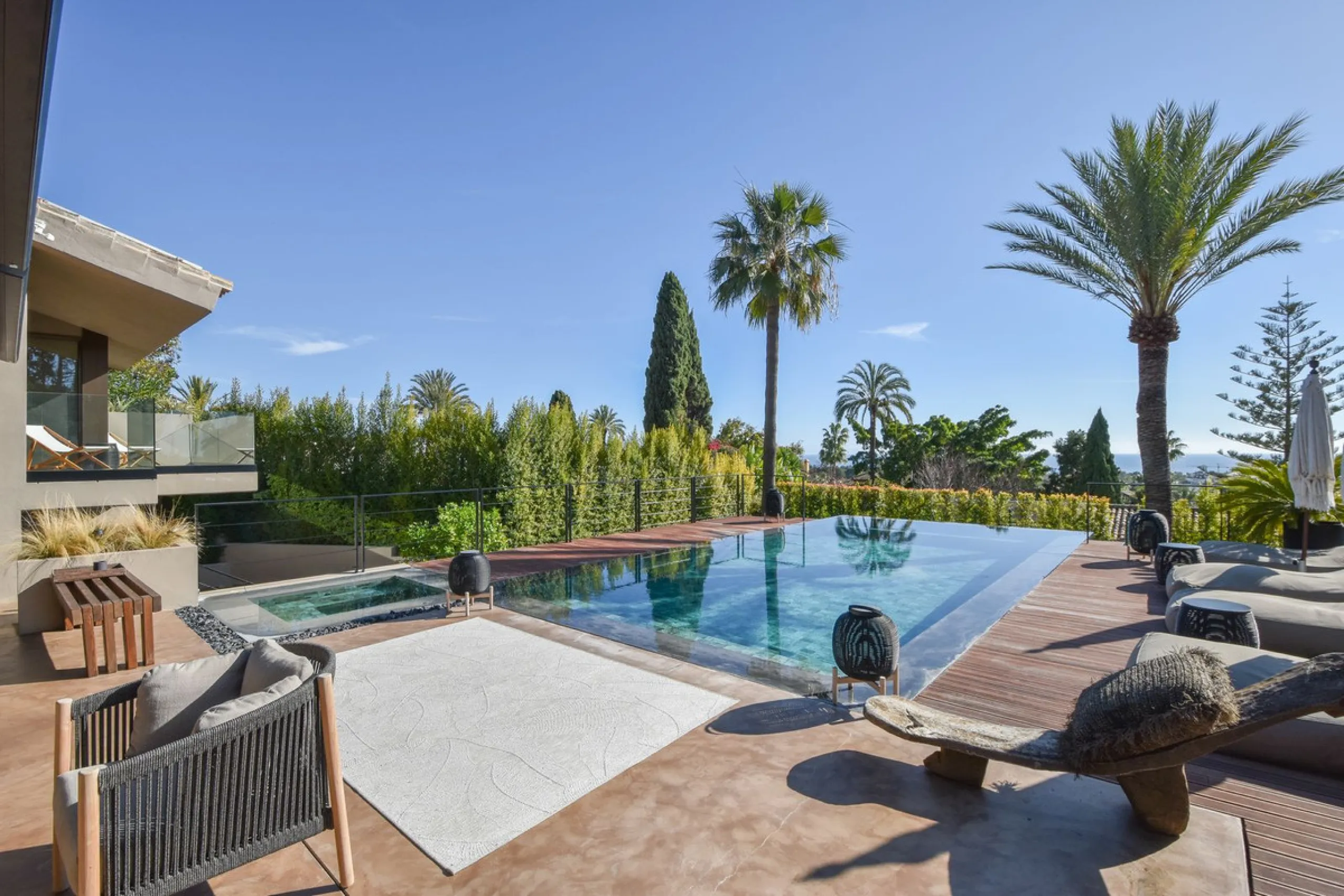 Welcome to luxury living in the prestigious La Capellania, in Marbella Hill Club! This exquisite villa offers sophistication and tranquility, boasting 5 bedrooms and 4 bathrooms across its meticulously designed interiors. The spacious layout provides an a