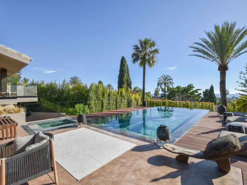 Welcome to luxury living in the prestigious La Capellania, in Marbella Hill Club! This exquisite villa offers sophistication and tranquility, boasting 5 bedrooms and 4 bathrooms across its meticulously designed interiors. The spacious layout provides an a