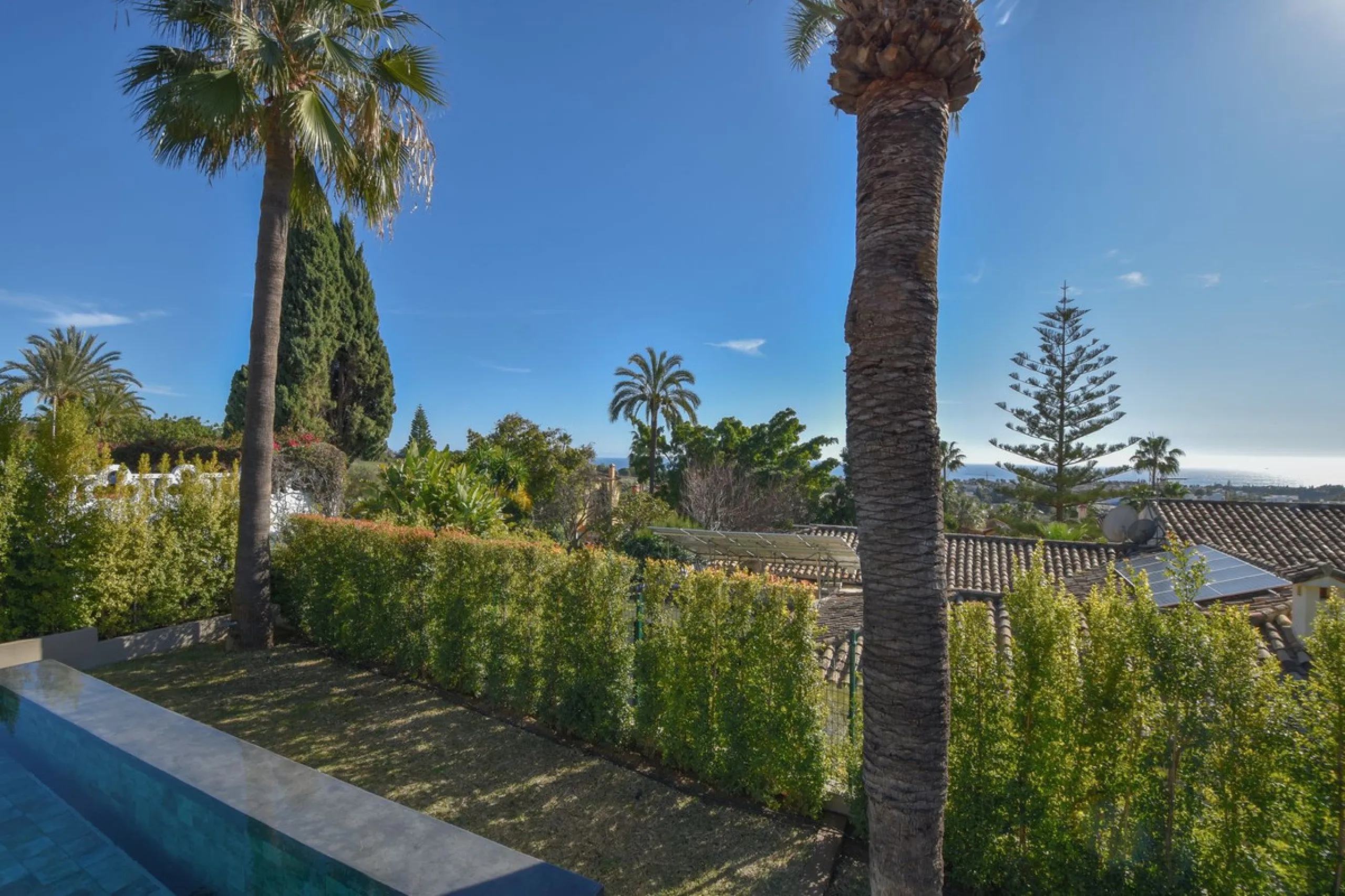 Welcome to luxury living in the prestigious La Capellania, in Marbella Hill Club! This exquisite villa offers sophistication and tranquility, boasting 5 bedrooms and 4 bathrooms across its meticulously designed interiors. The spacious layout provides an a