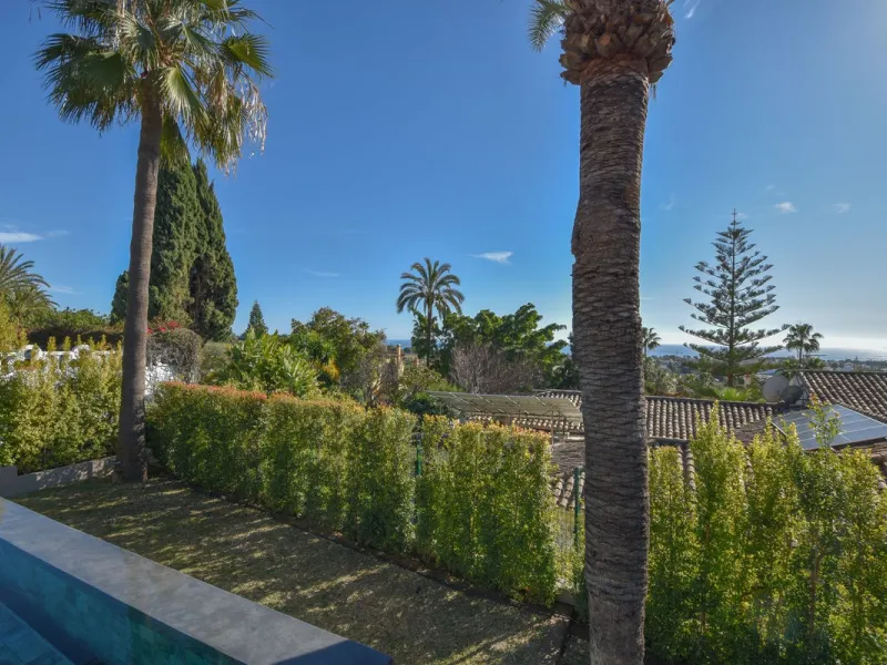 Welcome to luxury living in the prestigious La Capellania, in Marbella Hill Club! This exquisite villa offers sophistication and tranquility, boasting 5 bedrooms and 4 bathrooms across its meticulously designed interiors. The spacious layout provides an a