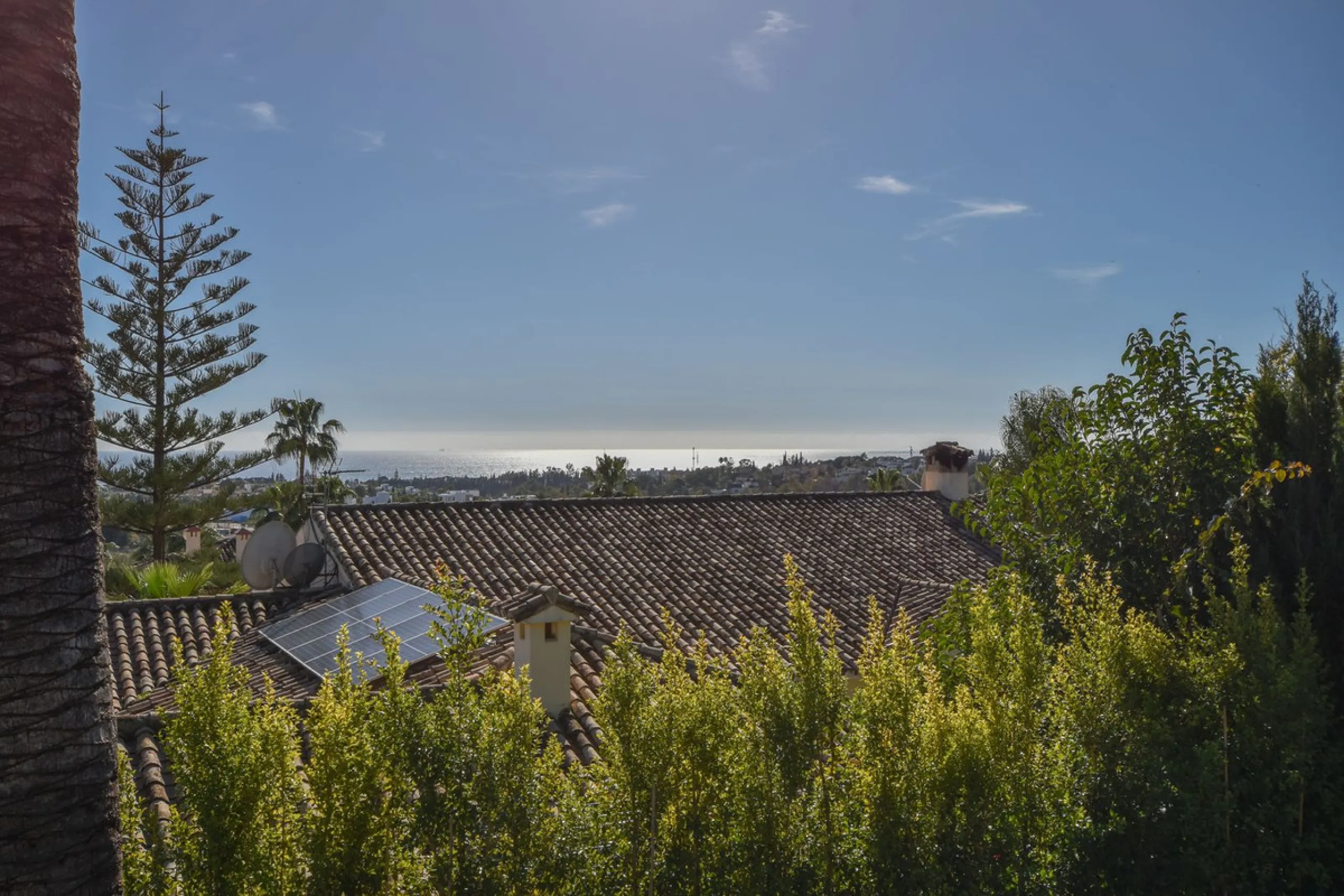Welcome to luxury living in the prestigious La Capellania, in Marbella Hill Club! This exquisite villa offers sophistication and tranquility, boasting 5 bedrooms and 4 bathrooms across its meticulously designed interiors. The spacious layout provides an a
