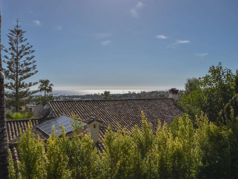Welcome to luxury living in the prestigious La Capellania, in Marbella Hill Club! This exquisite villa offers sophistication and tranquility, boasting 5 bedrooms and 4 bathrooms across its meticulously designed interiors. The spacious layout provides an a